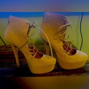 Steve Madden Lace up/ zipper back leather heels- good condition